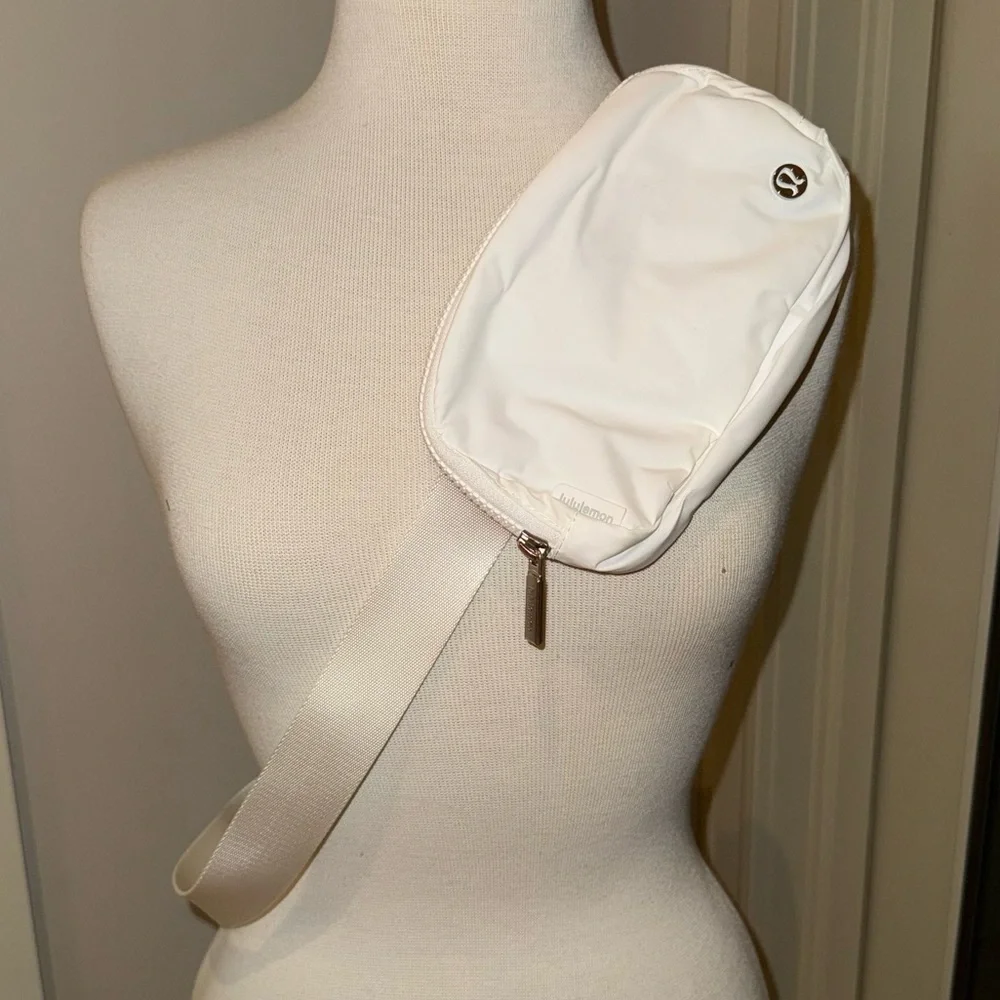 NWOT SOLD OUT ONLINE Lululemon Athletica White Everywhere Belt Bag - Picture 2 of 5